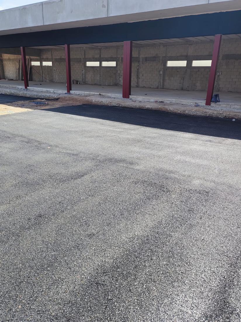 Terreno intervenido junto a una plaza comercial en construcción