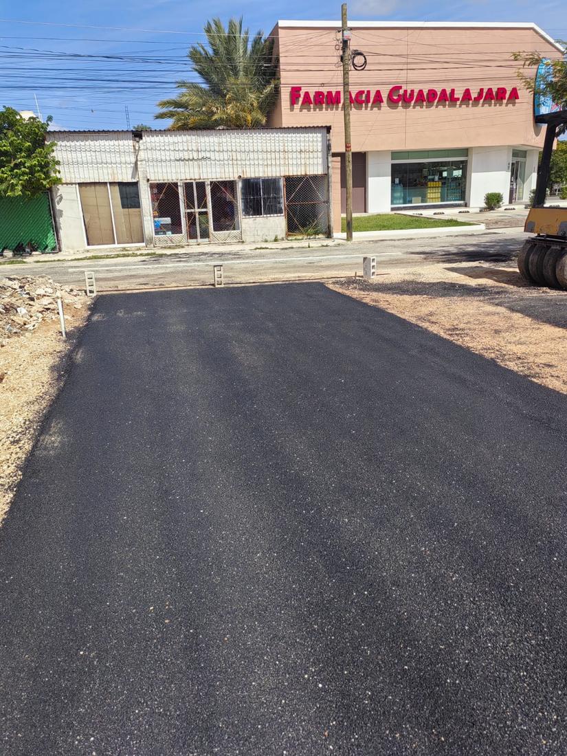 Acceso recién pavimentado frente a un local comercial